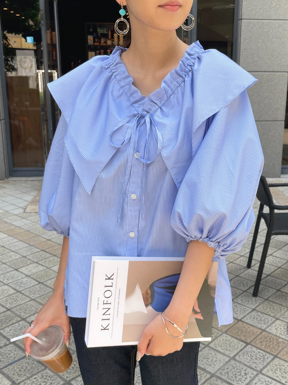 ブルー系のシャツ/ブラウス、ブルー系のデニムパンツ、ホワイト系のパンプスを着用したレディースの春コーディネートの2枚目の写真