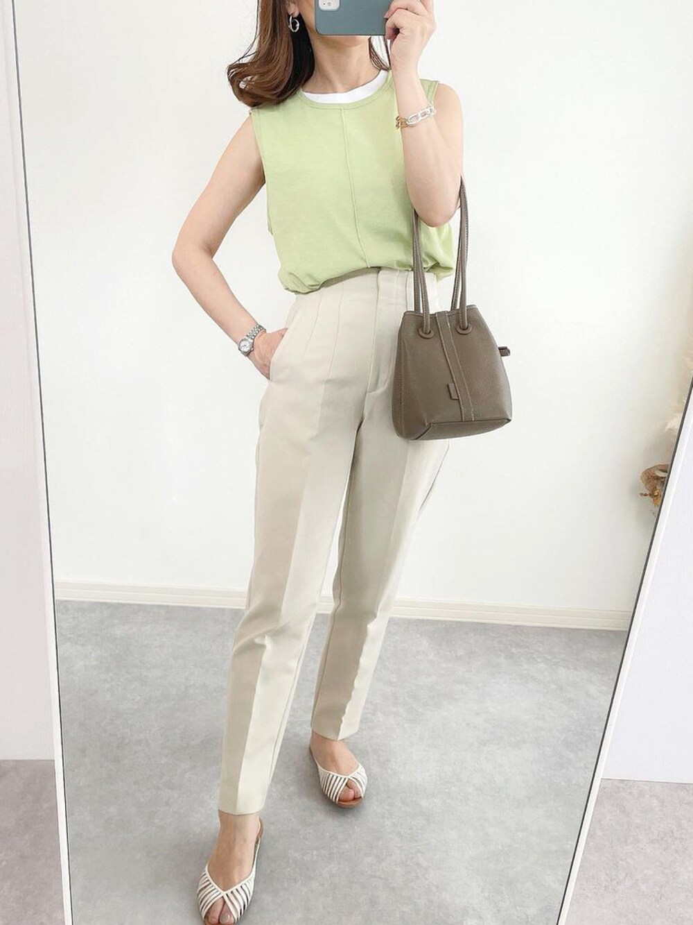 グリーン系のタンクトップ、その他のその他を着用したレディースの夏コーディネートの2枚目の写真