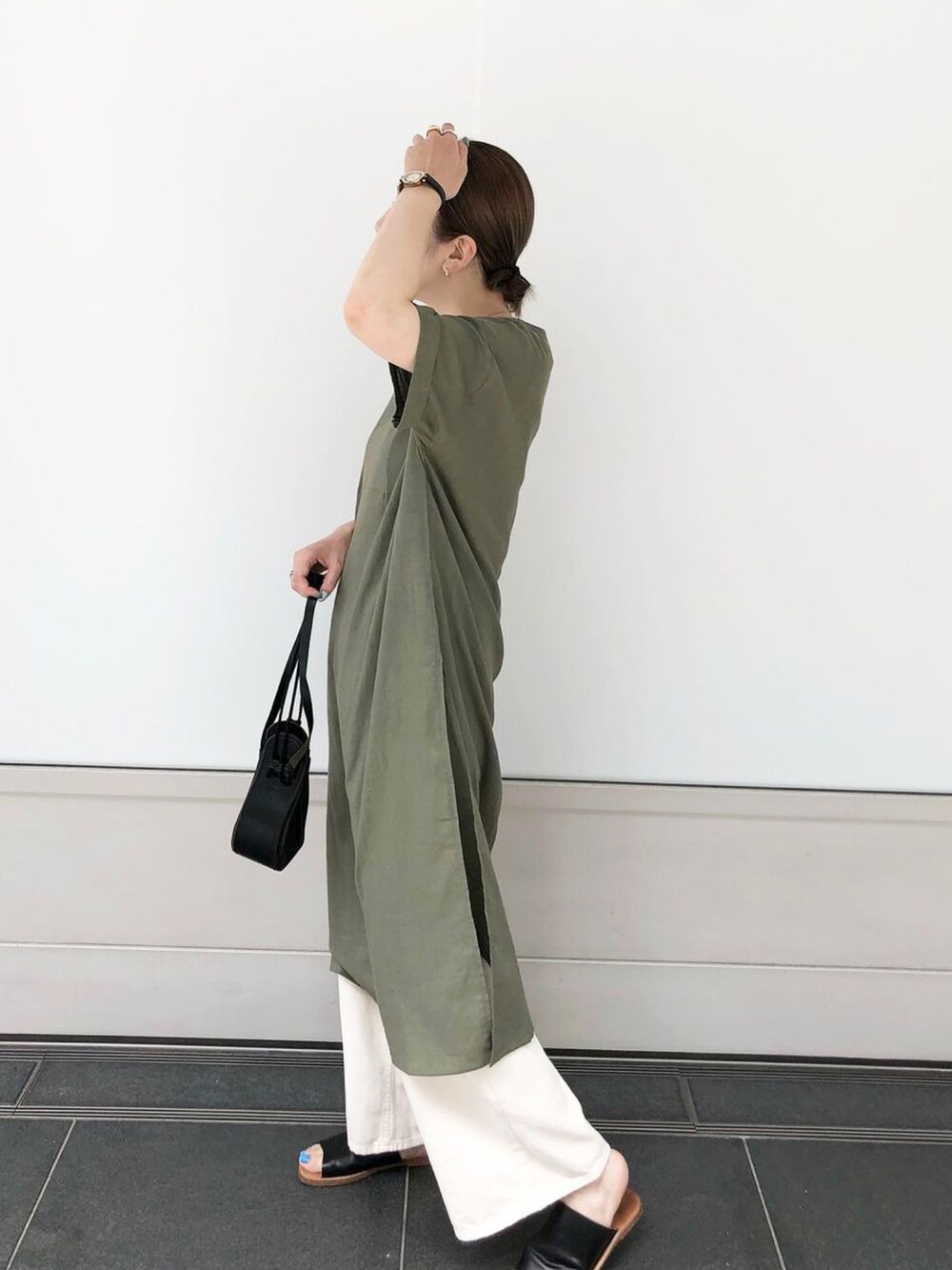 グリーン系のワンピース、その他のその他トップスを着用したレディースの夏コーディネートの2枚目の写真