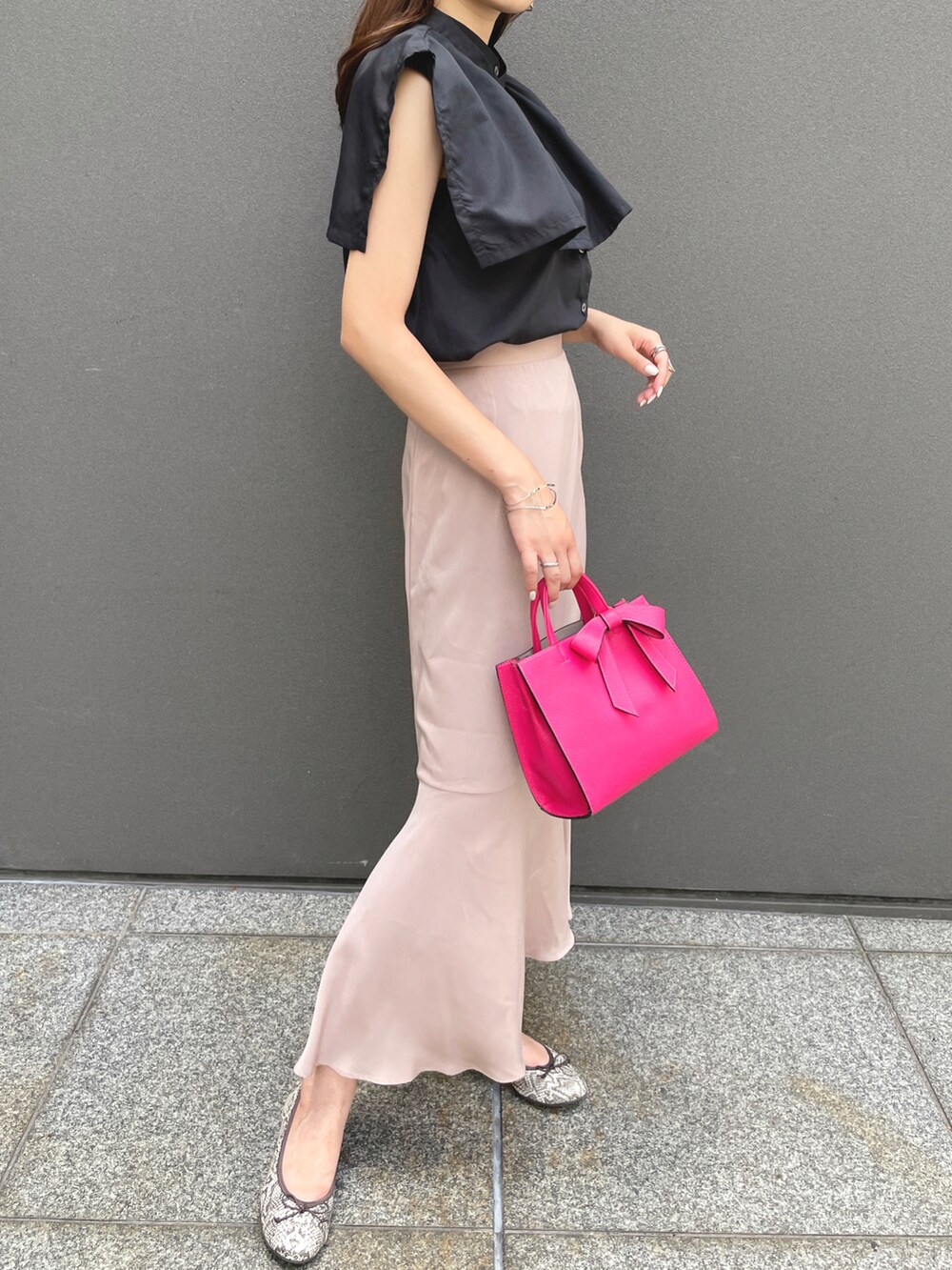 ブラック系のシャツ/ブラウス、ベージュ系のスカート、その他のワンピース/ドレスを着用したレディースの夏コーディネートの2枚目の写真