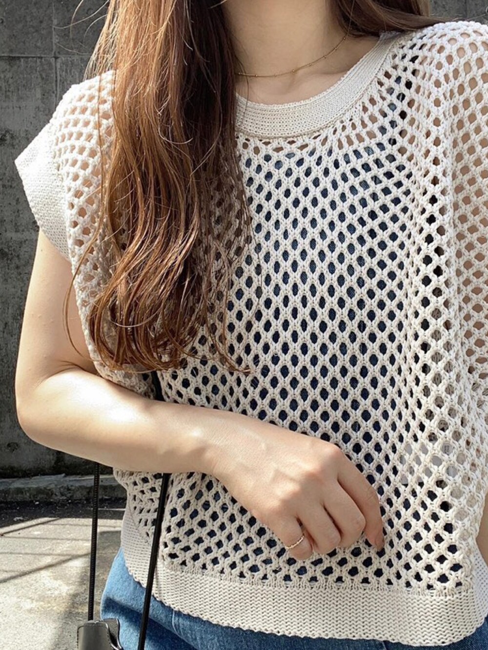 ホワイト系のベスト、その他のその他を着用したレディースの夏コーディネートの2枚目の写真