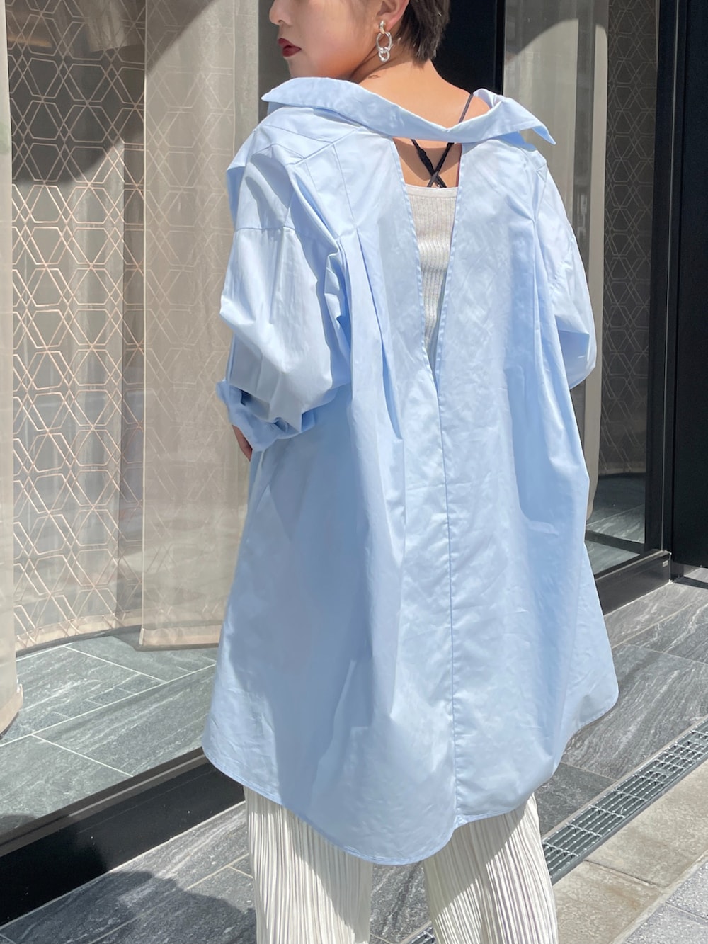 ブルー系のシャツ/ブラウス、ホワイト系のその他パンツ、ホワイト系のパンプスを着用したレディースの春コーディネートの2枚目の写真