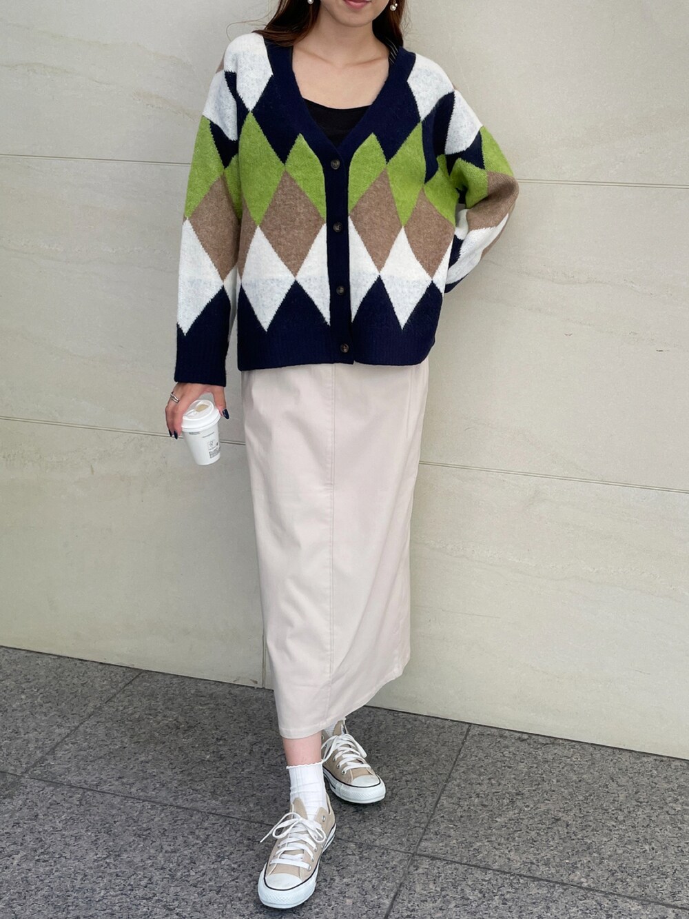 ブルー系のカーディガン/ボレロ、ベージュ系のスニーカー、ベージュ系のスカートを着用したレディースの秋コーディネートの2枚目の写真