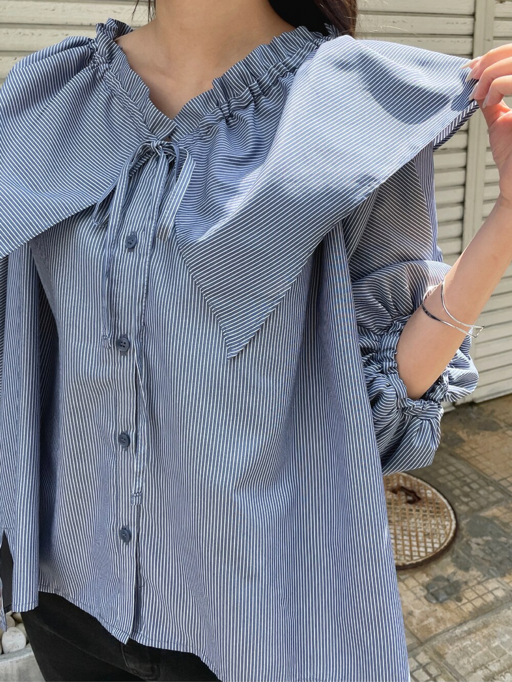 ブルー系のシャツ/ブラウス、その他のその他、その他のその他を着用したレディースの春コーディネートの3枚目の写真