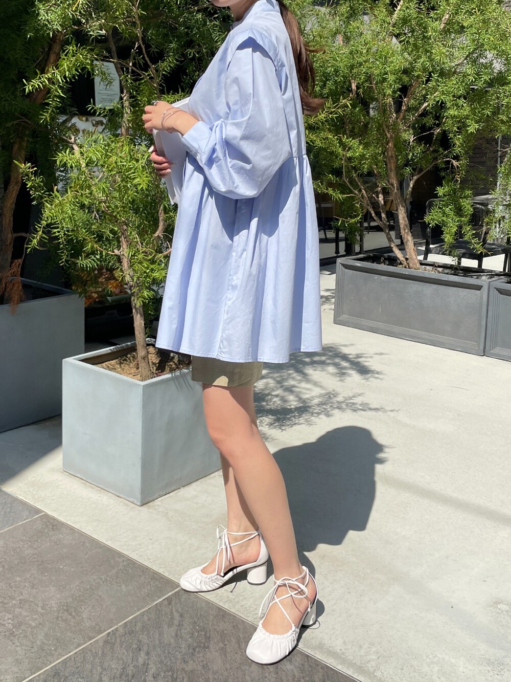 ホワイト系のパンプス、ブルー系のシャツ/ブラウス、グリーン系のその他パンツを着用したレディースの春コーディネートの3枚目の写真