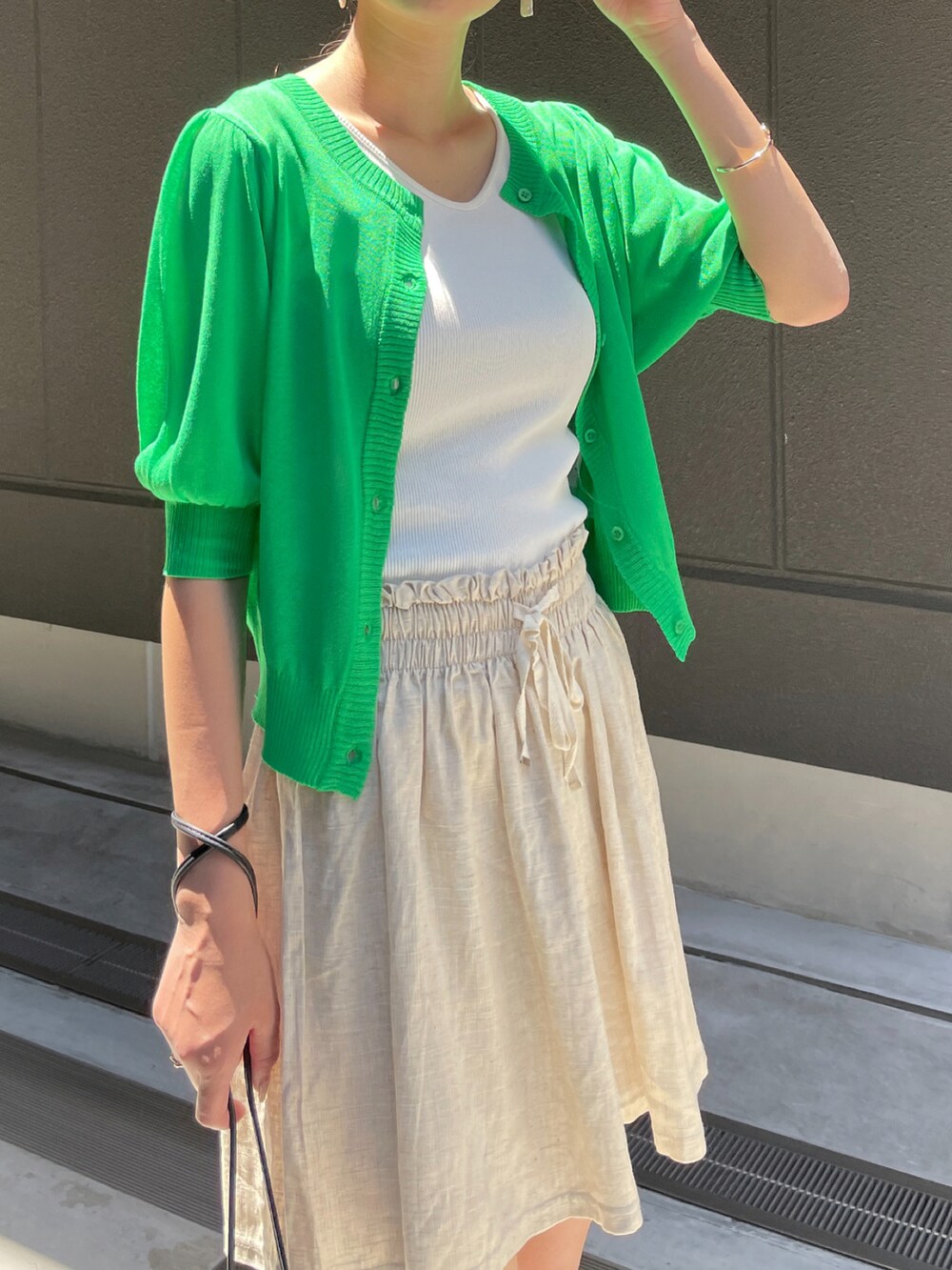 グリーン系のカーディガン/ボレロ、その他のトップスを着用したレディースの春コーディネートの3枚目の写真