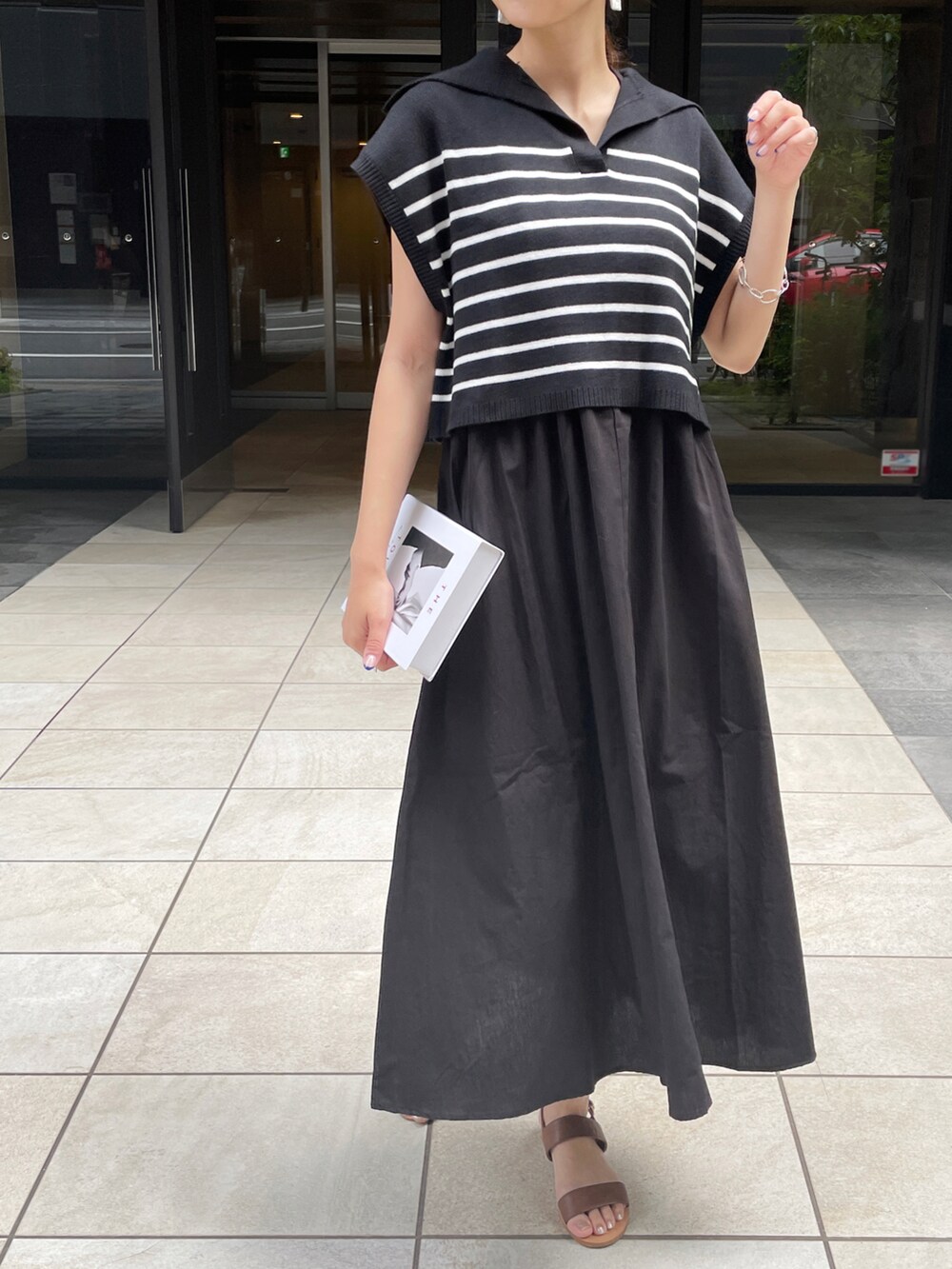 ブラック系のベスト、ブラック系のワンピース、その他のワンピース/ドレスを着用したレディースの春コーディネートの2枚目の写真