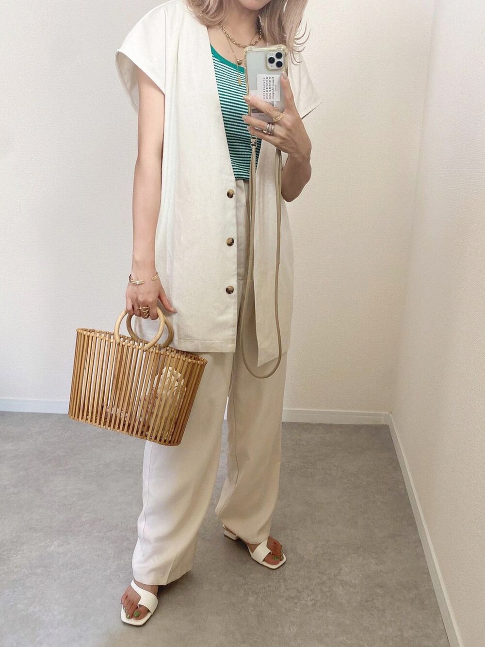 ベージュ系のベスト、その他のその他トップスを着用したレディースの夏コーディネートの2枚目の写真