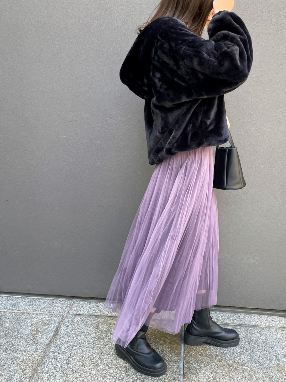 ホワイト系のTシャツ/カットソー、ブラック系のブルゾン、パープル系のスカートを着用したレディースの夏コーディネートの2枚目の写真