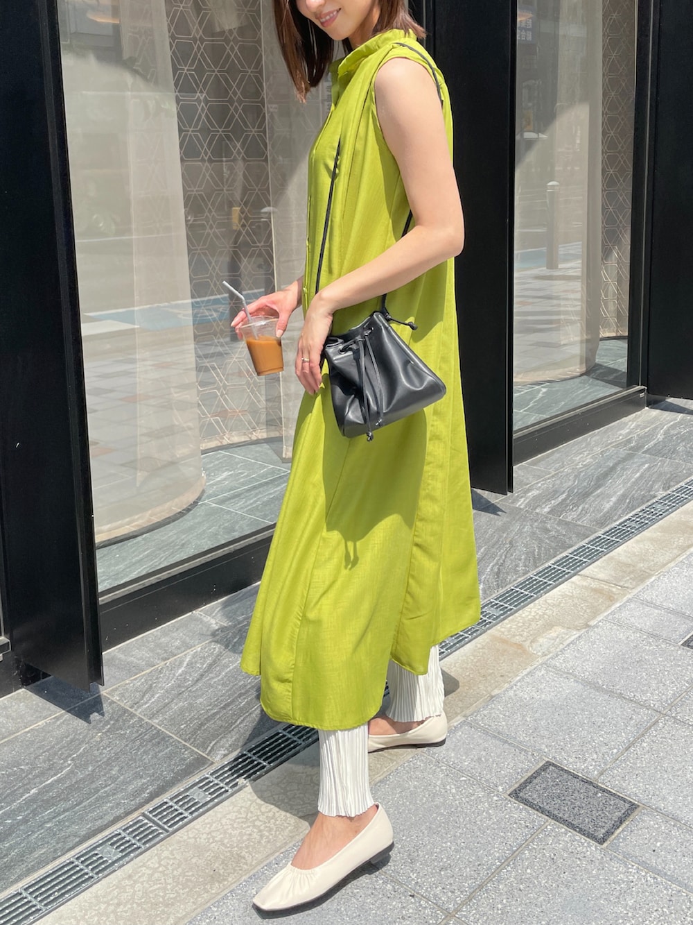 グリーン系のワンピース、ホワイト系のその他パンツ、ホワイト系のパンプスを着用したレディースの春コーディネートの2枚目の写真