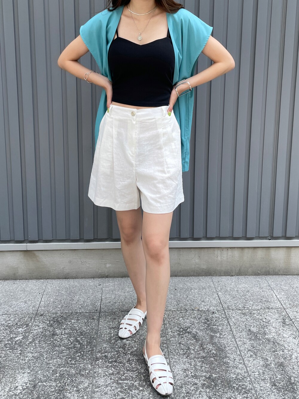 ブルー系のベスト、その他のトップス、ホワイト系のその他パンツを着用したレディースの夏コーディネートの3枚目の写真