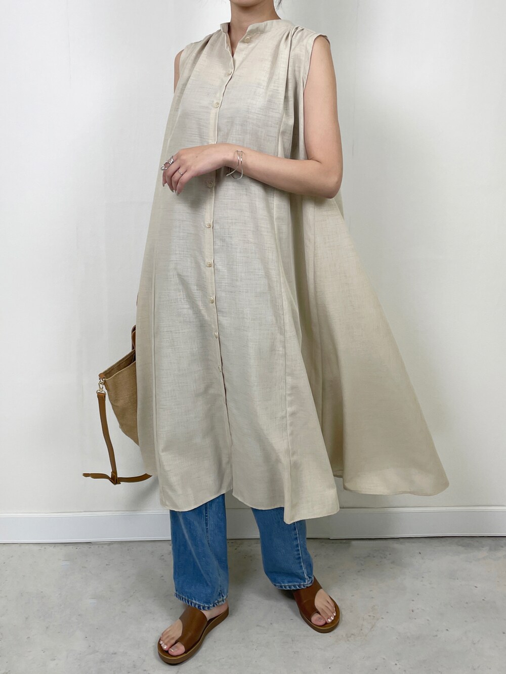 ベージュ系のワンピース、その他のその他、その他のその他を着用したレディースの春コーディネートの2枚目の写真