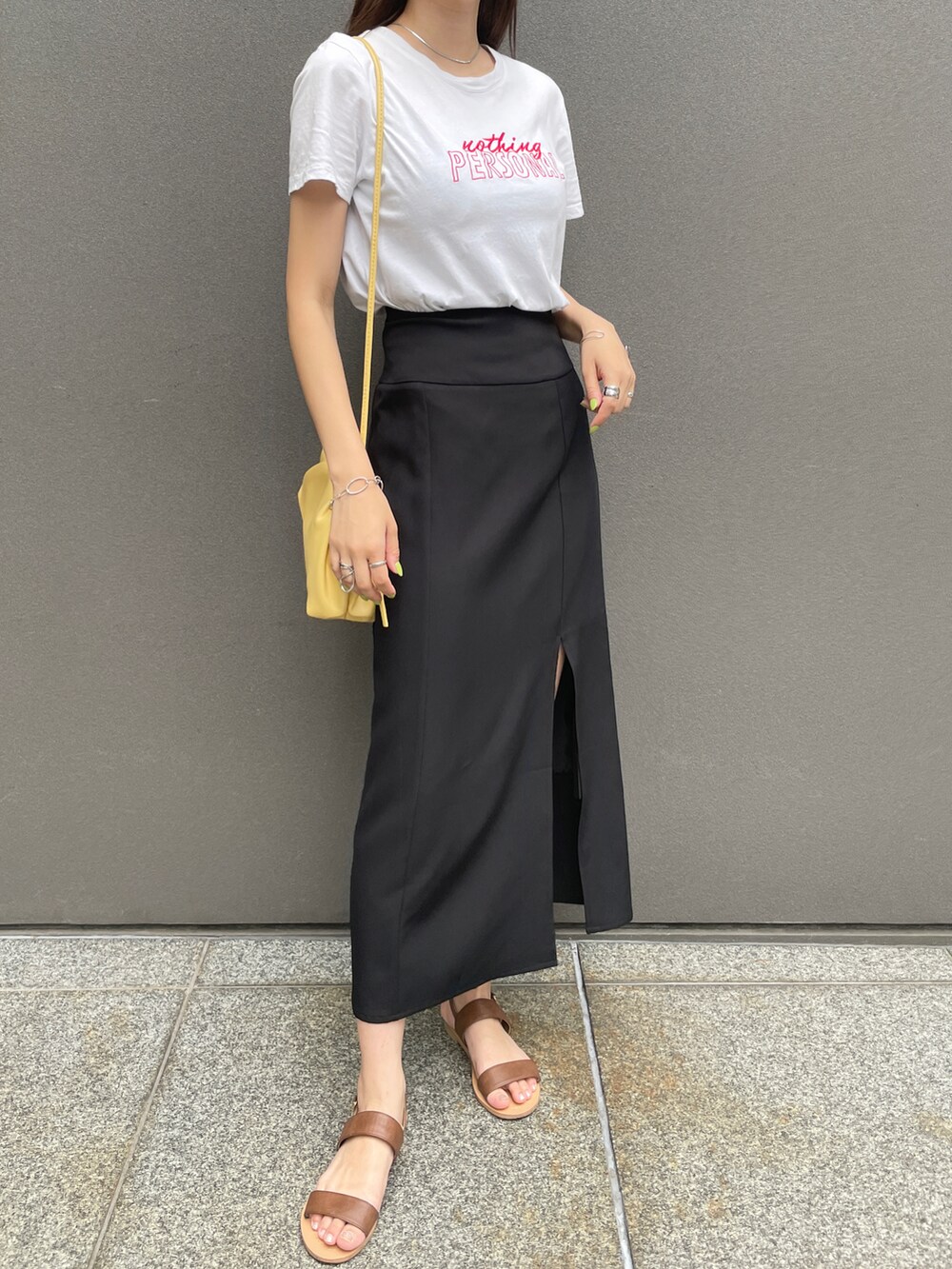 ブラック系のスカートを着用したレディースの夏コーディネートの2枚目の写真