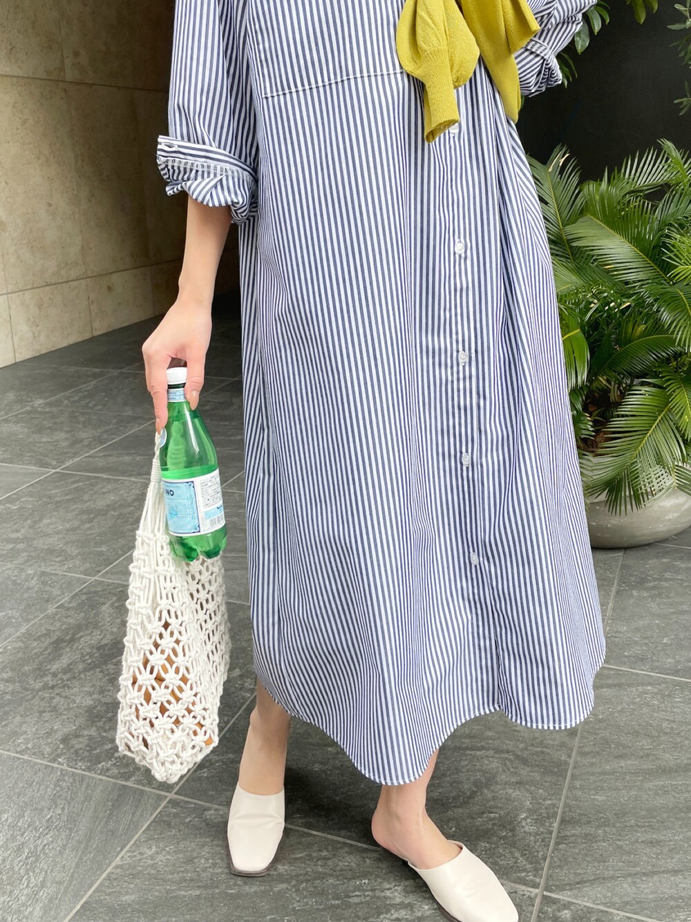 グリーン系のカーディガン/ボレロ、ブルー系のシャツワンピース、その他のその他を着用したレディースの春コーディネートの3枚目の写真