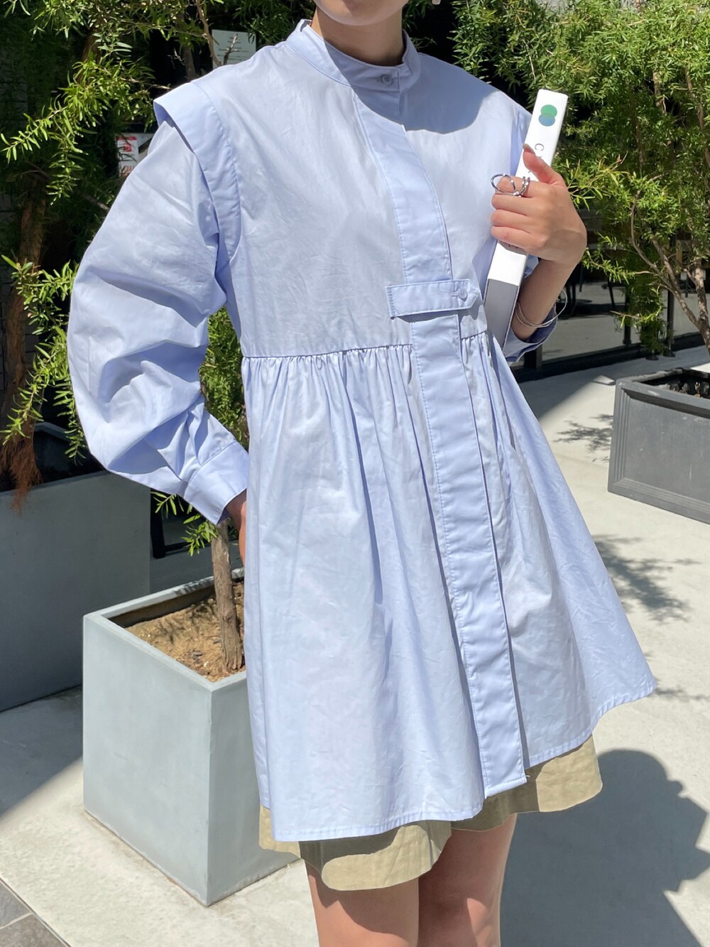 ホワイト系のパンプス、ブルー系のシャツ/ブラウス、グリーン系のその他パンツを着用したレディースの春コーディネートの2枚目の写真