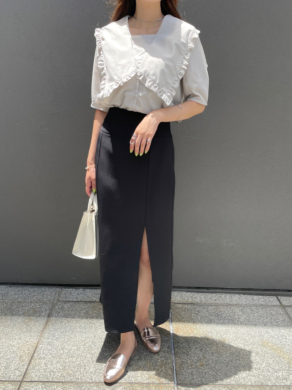 グレー系のシャツ/ブラウス、ブラック系のスカート、その他のシューズを着用したレディースの夏コーディネートの2枚目の写真