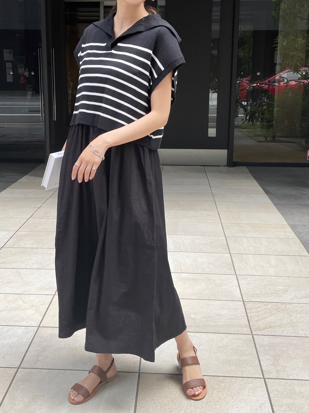 ブラック系のベスト、ブラック系のワンピース、その他のワンピース/ドレスを着用したレディースの春コーディネートの3枚目の写真