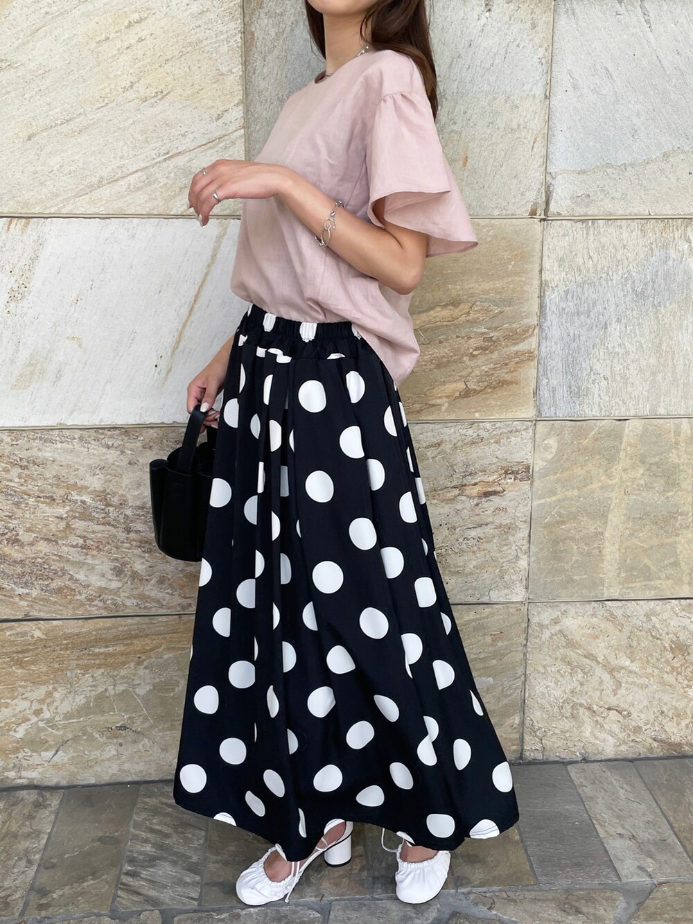 ブラック系のスカート、その他のその他を着用したレディースの夏コーディネートの3枚目の写真