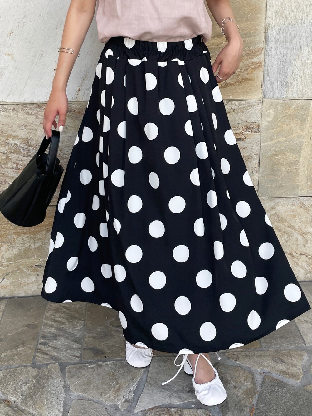 ブラック系のスカート、その他のその他を着用したレディースの夏コーディネートの2枚目の写真