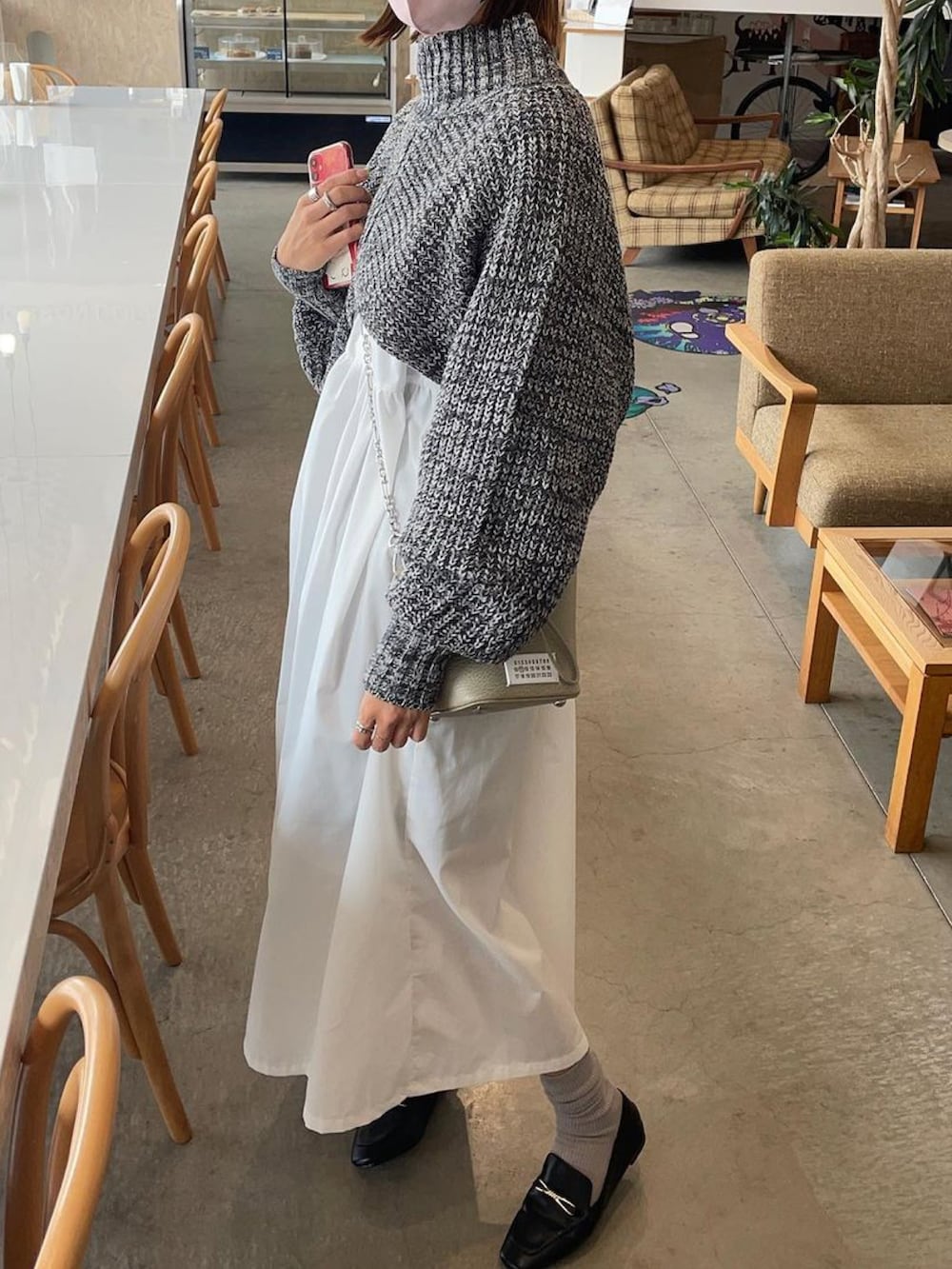 グレー系のニット/セーター、グレー系のショルダーバッグを着用したレディースの秋コーディネートの2枚目の写真