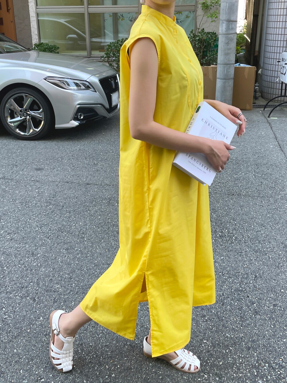 イエロー系のワンピース、その他のその他トップス、その他のその他トップスを着用したレディースの春コーディネートの3枚目の写真