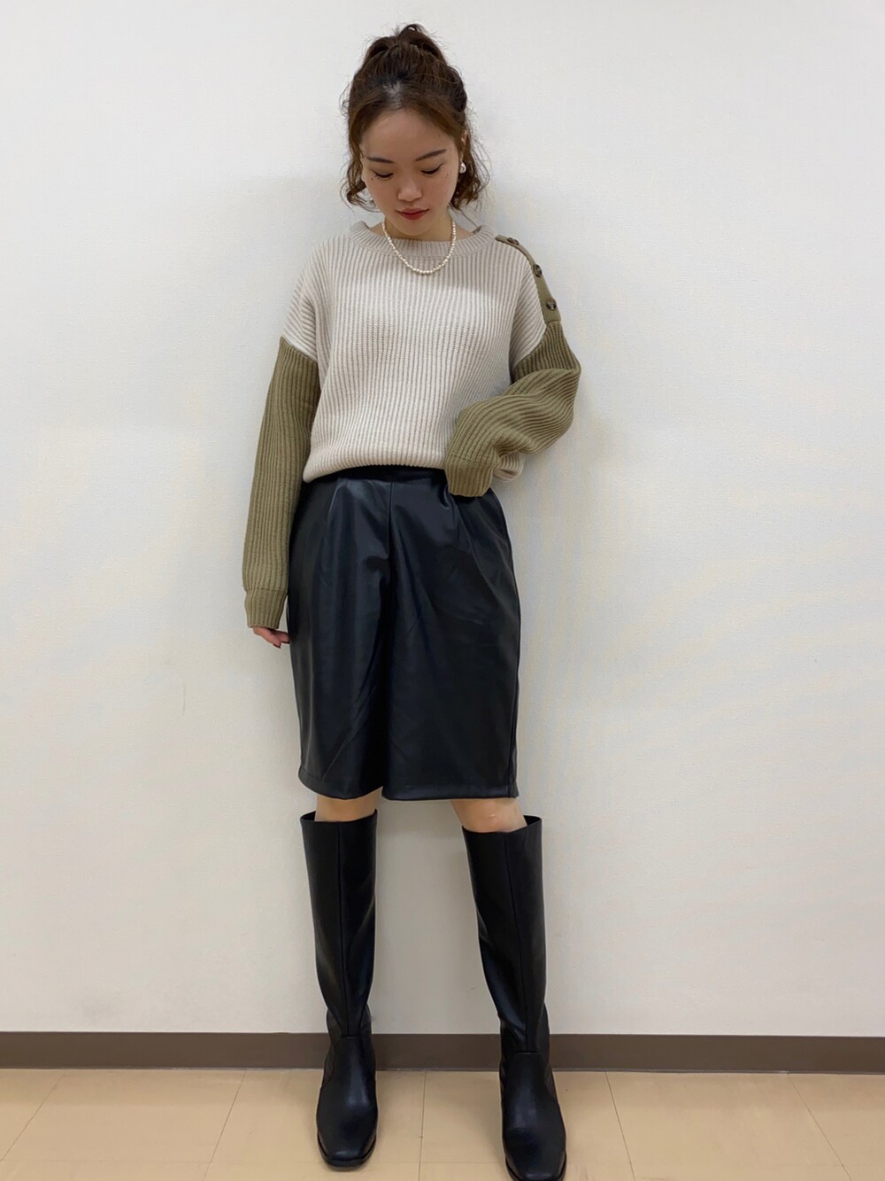「ニット、冬コーデ、ハーフパンツ、レザーパンツ、ootd、デザインニット、オトナカジュアル、高身長女子、Green Parks、おしゃれさんと繋がりたい、furryrate、未来のWEARISTAプロジェクト」｜「Furryrateの・furry rate バイカラーリブニット＊（ニット/セーター、ベージュ系）」を使った、𝐀𝐊𝐀𝐑𝐈さん（レディース・163cm）の冬コーディネートの2枚目の写真