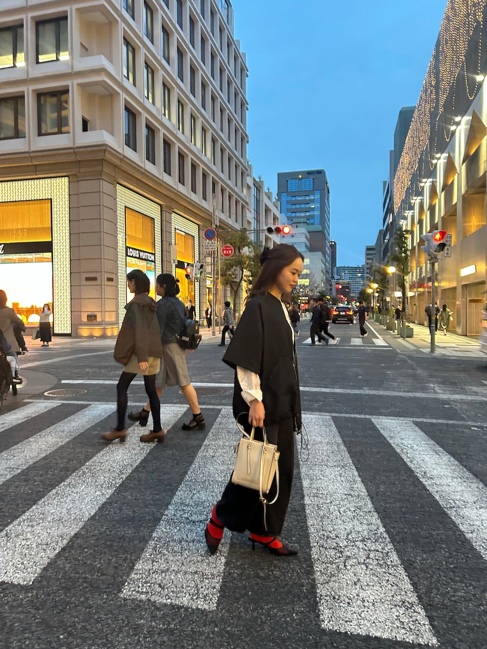 「春服、春コーデ、お出かけコーデ、ootd、outfit、AnriettMusee、ルクールブラン、アンリエットミュゼ、きれいめカジュアル、キレイめコーデ、きれいめスタイル、ブラウス、ブラウス×デニム」｜「AnriettMuseeの花柄オパールシャーリングブラウス（シャツ/ブラウス、ホワイト系）」を使った、𝐀𝐊𝐀𝐑𝐈さん（レディース・163cm）の春コーディネートの4枚目の写真