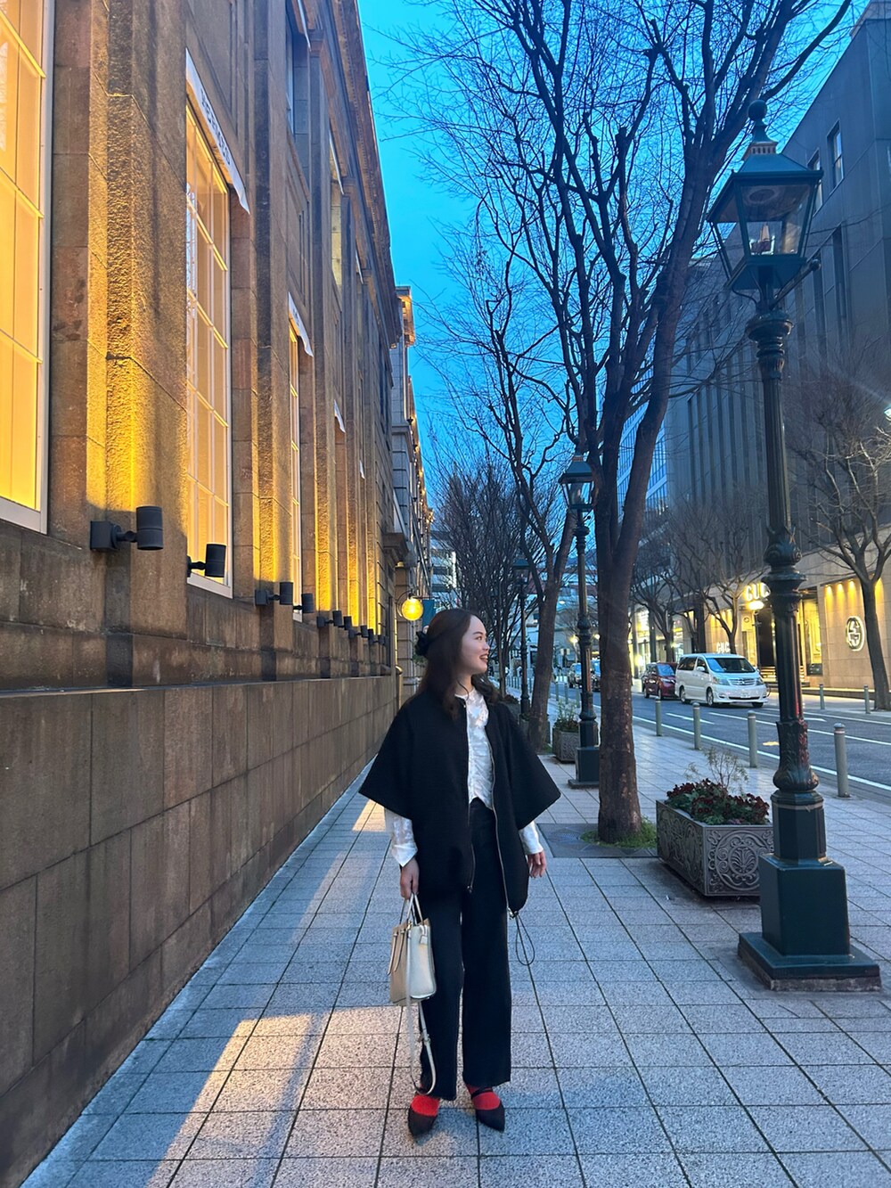 「春服、春コーデ、お出かけコーデ、ootd、outfit、AnriettMusee、ルクールブラン、アンリエットミュゼ、きれいめカジュアル、キレイめコーデ、きれいめスタイル、ブラウス、ブラウス×デニム」｜「AnriettMuseeの花柄オパールシャーリングブラウス（シャツ/ブラウス、ホワイト系）」を使った、𝐀𝐊𝐀𝐑𝐈さん（レディース・163cm）の春コーディネートの3枚目の写真