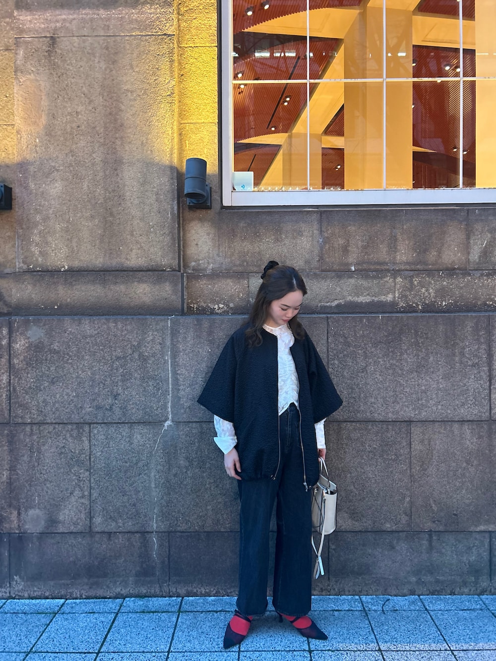 「春服、春コーデ、お出かけコーデ、ootd、outfit、AnriettMusee、ルクールブラン、アンリエットミュゼ、きれいめカジュアル、キレイめコーデ、きれいめスタイル、ブラウス、ブラウス×デニム」｜「AnriettMuseeの花柄オパールシャーリングブラウス（シャツ/ブラウス、ホワイト系）」を使った、𝐀𝐊𝐀𝐑𝐈さん（レディース・163cm）の春コーディネートの2枚目の写真