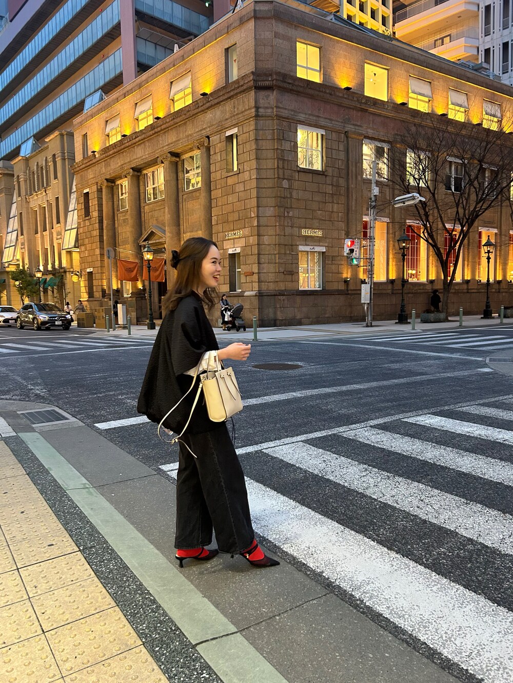 「春服、春コーデ、お出かけコーデ、ootd、outfit、AnriettMusee、ルクールブラン、アンリエットミュゼ、きれいめカジュアル、キレイめコーデ、きれいめスタイル、ブラウス、ブラウス×デニム」｜「AnriettMuseeの花柄オパールシャーリングブラウス（シャツ/ブラウス、ホワイト系）」を使った、𝐀𝐊𝐀𝐑𝐈さん（レディース・163cm）の春コーディネートの5枚目の写真