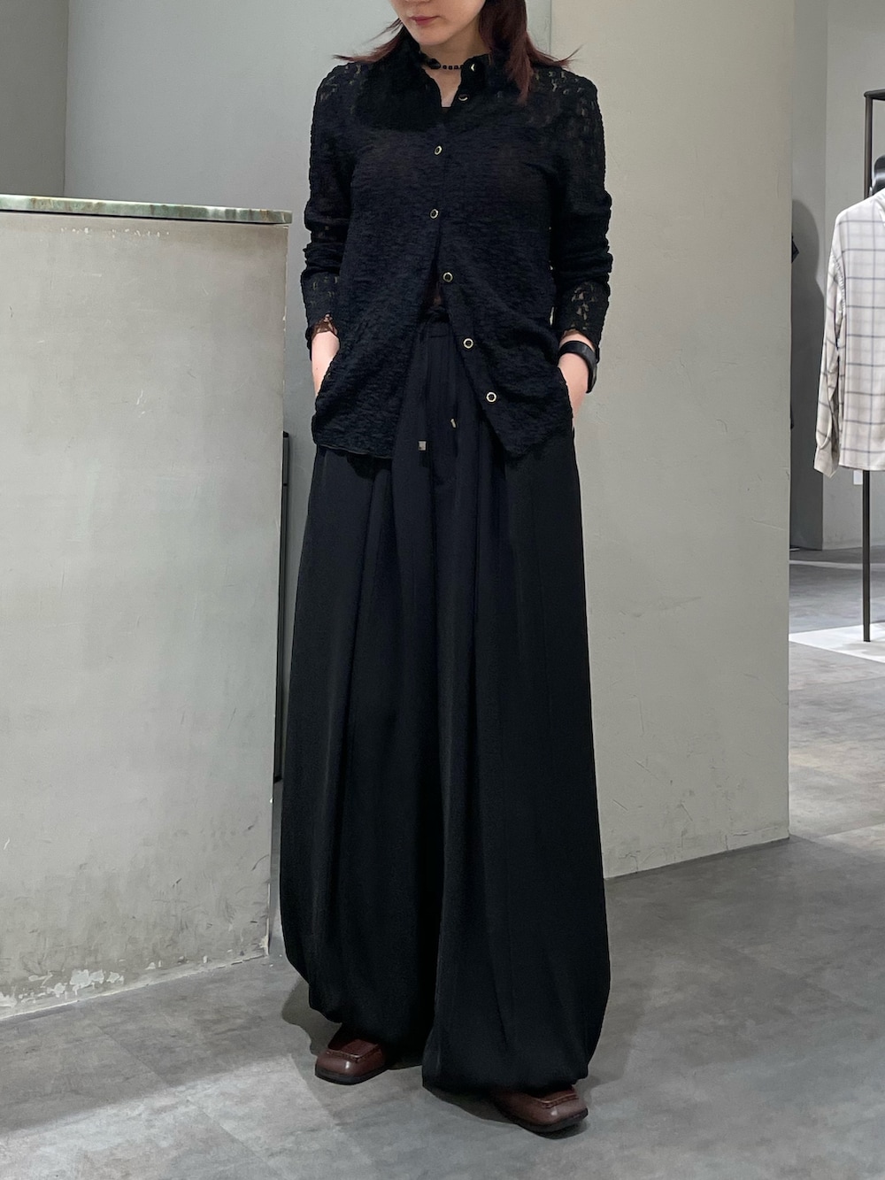 ブラック系のシャツ/ブラウス、ブラック系のその他パンツ、ブラウン系のローファーを着用したレディースの秋コーディネートの2枚目の写真