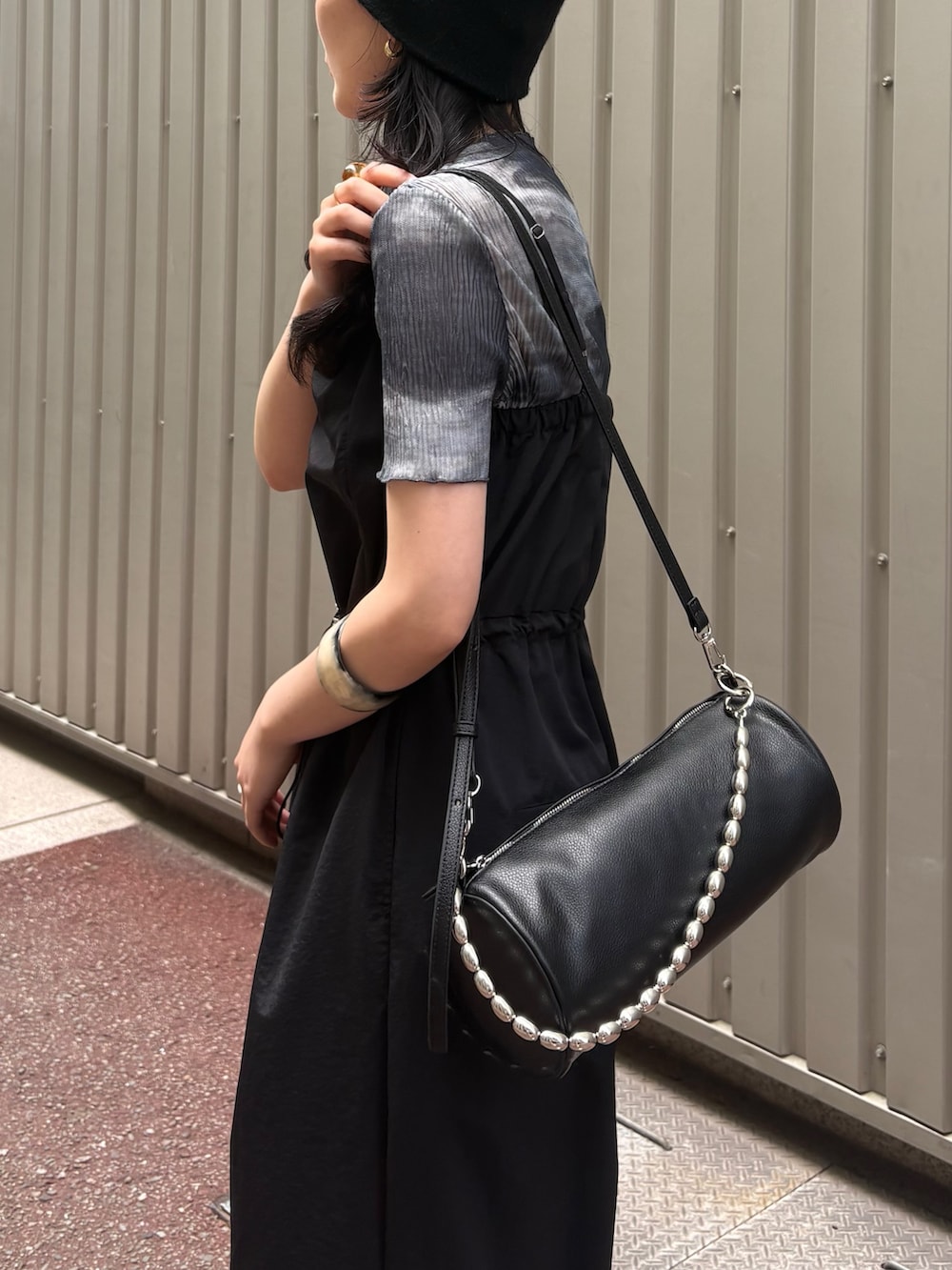 「モノトーン、やっぱり帽子が好き、ショルダーバッグ、今日のコーデ、大人カジュアルコーデ、150cm台コーデ、春夏コーデ、夏コーデ、サロペット、オールインワン、オールインワンコーデ、ブラックコーデ、オールブラックコーデ、オールブラック、luisfemme」｜「Lui'sのプリーツシアートップス（Tシャツ/カットソー、グレー系）」を使った、moekaさん（骨格ウェーブ・レディース・156cm）の夏コーディネートの4枚目の写真