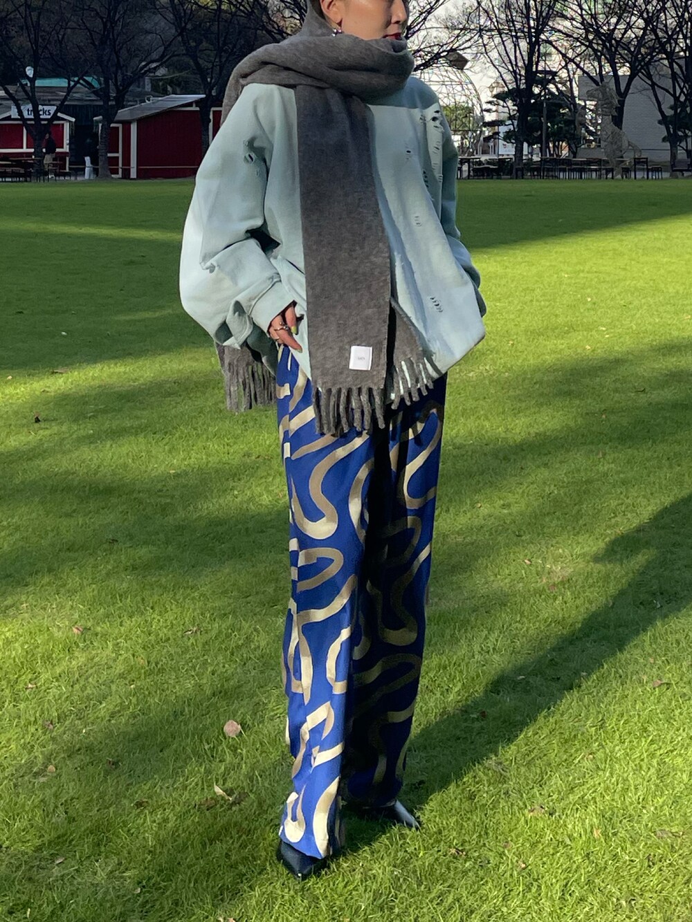 ブルー系のスウェット、ブルー系のその他パンツ、ブラック系のパンプスを着用したレディースの冬コーディネートの2枚目の写真