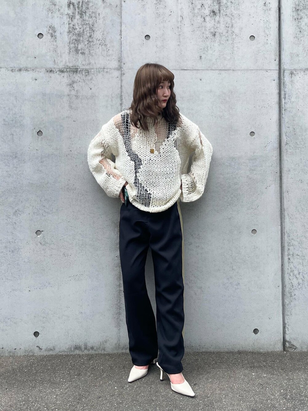 「お出かけコーデ、秋服コーデ、パンツスタイル、オールインワン、サロペット、サロペットコーデ、着回しコーデ、休日スタイル、おしゃれさんと繋がりたい、ニット、デザイントップス、デザインニット、メッシュトップス、白ニット、ラインパンツ」｜「SANSeLFのSe サイドラメテープオールインワン【SANSeLF】sanwt23s003（サロペット/オーバーオール、ブラック系）」を使った、moekaさん（レディース・156cm）の秋コーディネートの2枚目の写真