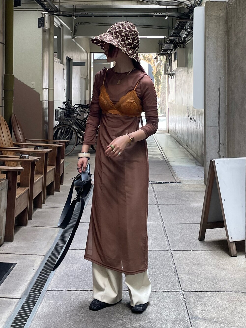 ブラウン系のワンピース、ホワイト系のその他パンツ、ブラック系のバッグを着用したレディースの夏コーディネートの4枚目の写真