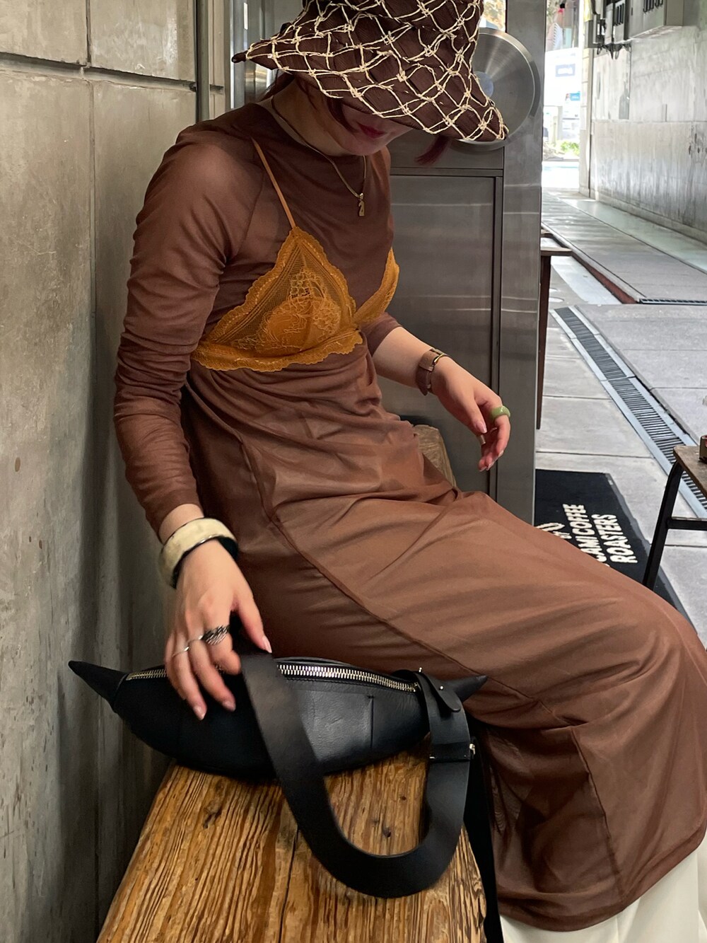 ブラウン系のワンピース、ホワイト系のその他パンツ、ブラック系のバッグを着用したレディースの夏コーディネートの2枚目の写真