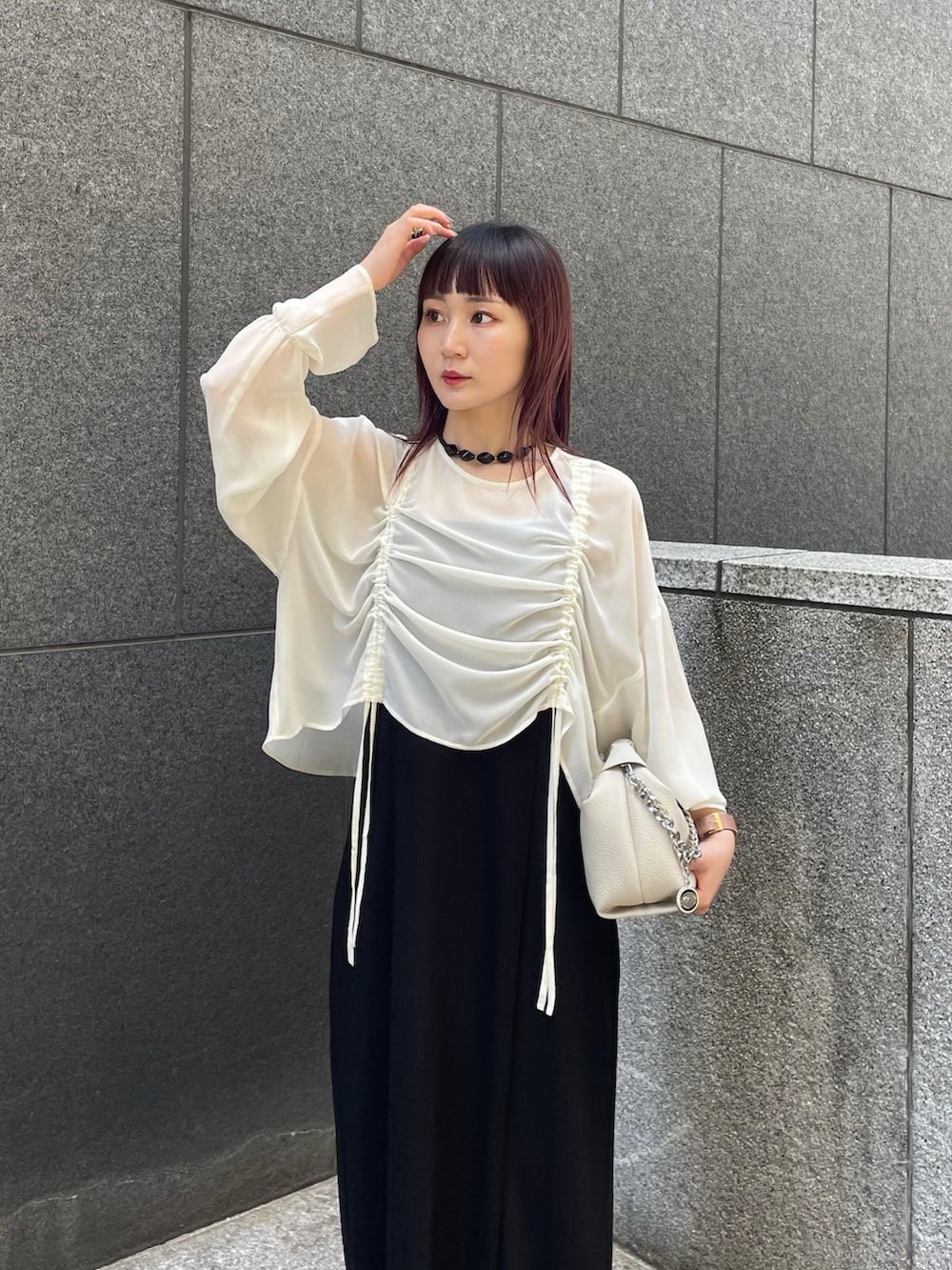 「モノトーン、甘め、大人ガーリー、きれいめカジュアル、キレイめ、きれいめ、モノトーンコーデ、デートコーデ、luisfemme、ブラウス、キャミワンピ、キャミワンピース、大人スタイル、オケージョン、オケージョンドレス」｜「Lui'sのジャージーキャミワンピース（ワンピース、ブラック系）」を使った、moekaさん（レディース・156cm）の夏コーディネートの2枚目の写真