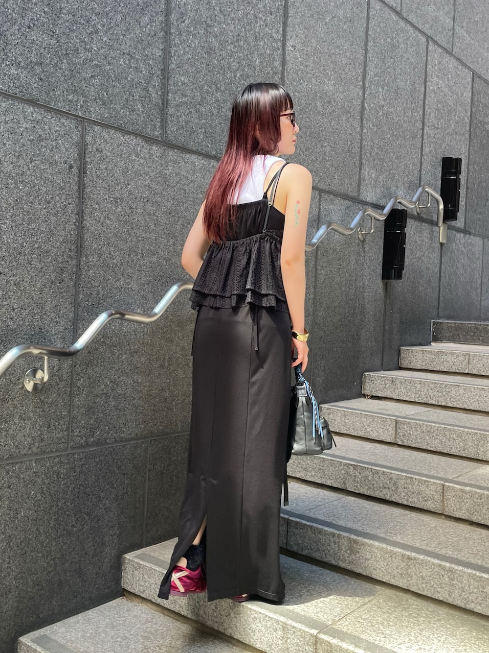 ブラック系のワンピース、ブラック系のショルダーバッグ、ブラック系のトップスを着用したレディースの夏コーディネートの4枚目の写真