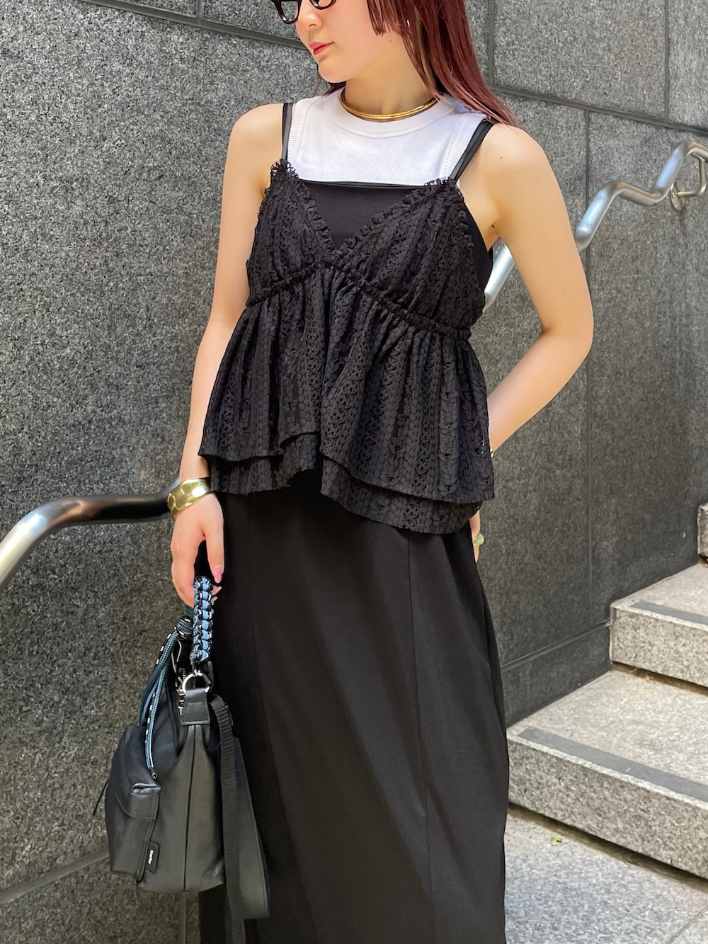 ブラック系のワンピース、ブラック系のショルダーバッグ、ブラック系のトップスを着用したレディースの夏コーディネートの3枚目の写真