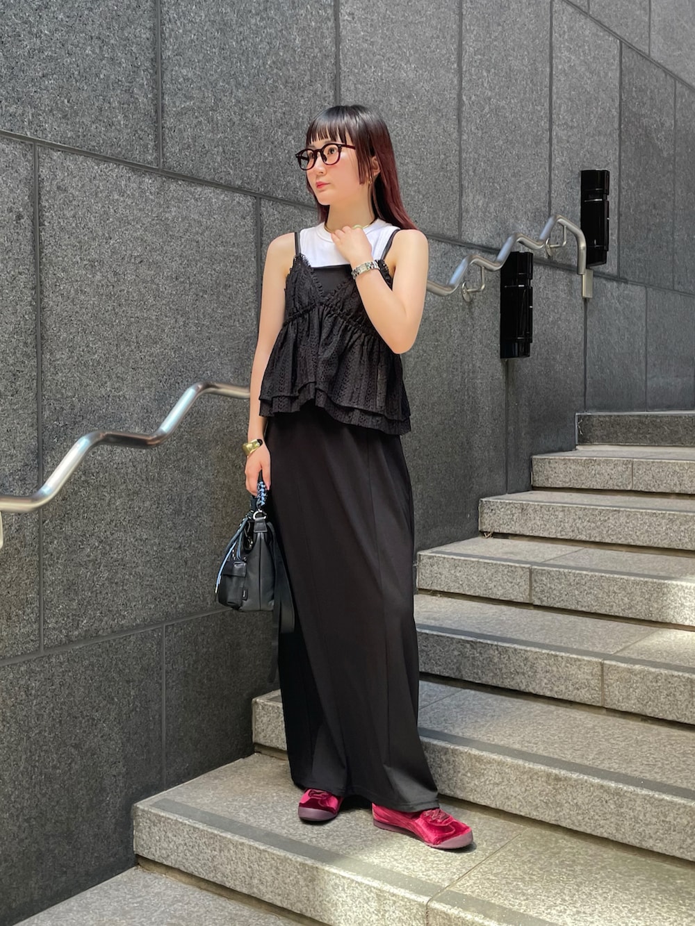 ブラック系のワンピース、ブラック系のショルダーバッグ、ブラック系のトップスを着用したレディースの夏コーディネートの2枚目の写真