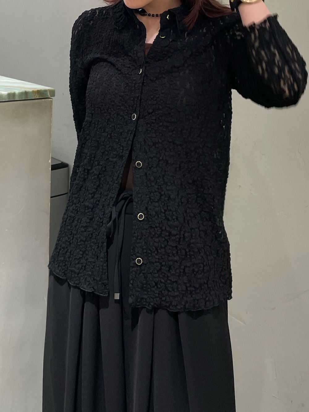 ブラック系のシャツ/ブラウス、ブラック系のその他パンツ、ブラウン系のローファーを着用したレディースの秋コーディネートの3枚目の写真