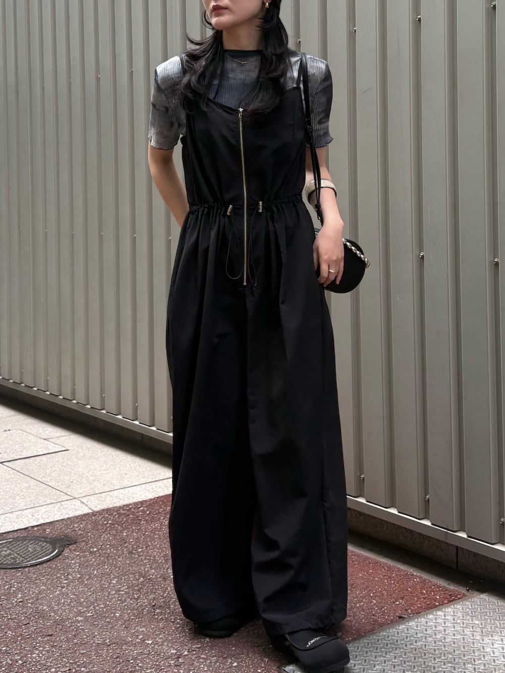 「モノトーン、やっぱり帽子が好き、ショルダーバッグ、今日のコーデ、大人カジュアルコーデ、150cm台コーデ、春夏コーデ、夏コーデ、サロペット、オールインワン、オールインワンコーデ、ブラックコーデ、オールブラックコーデ、オールブラック、luisfemme」｜「Lui'sのプリーツシアートップス（Tシャツ/カットソー、グレー系）」を使った、moekaさん（骨格ウェーブ・レディース・156cm）の夏コーディネートの2枚目の写真