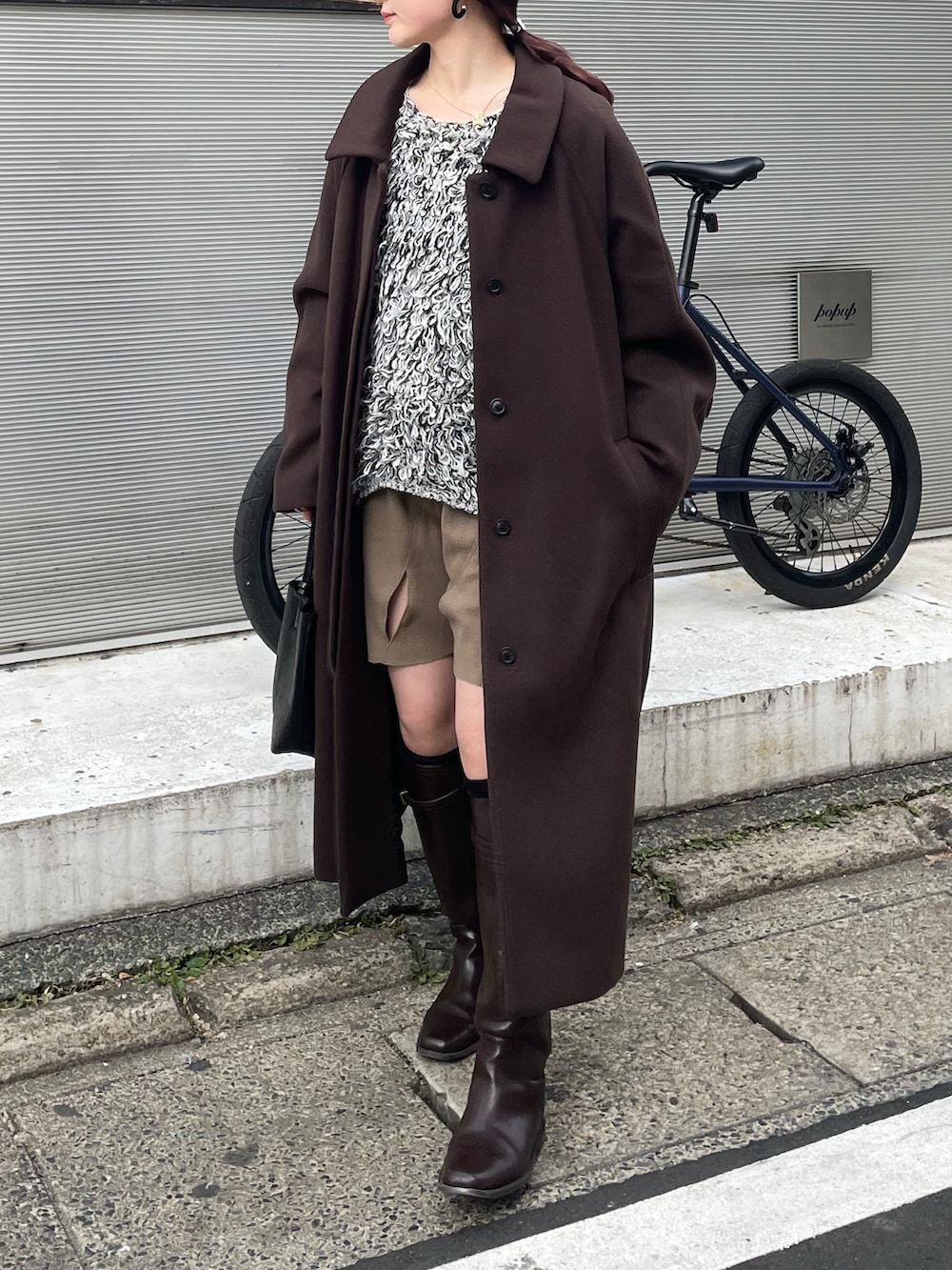 ブラウン系のジャケット/アウター、グリーン系のその他パンツ、ブラック系のトートバッグを着用したレディースの冬コーディネートの2枚目の写真