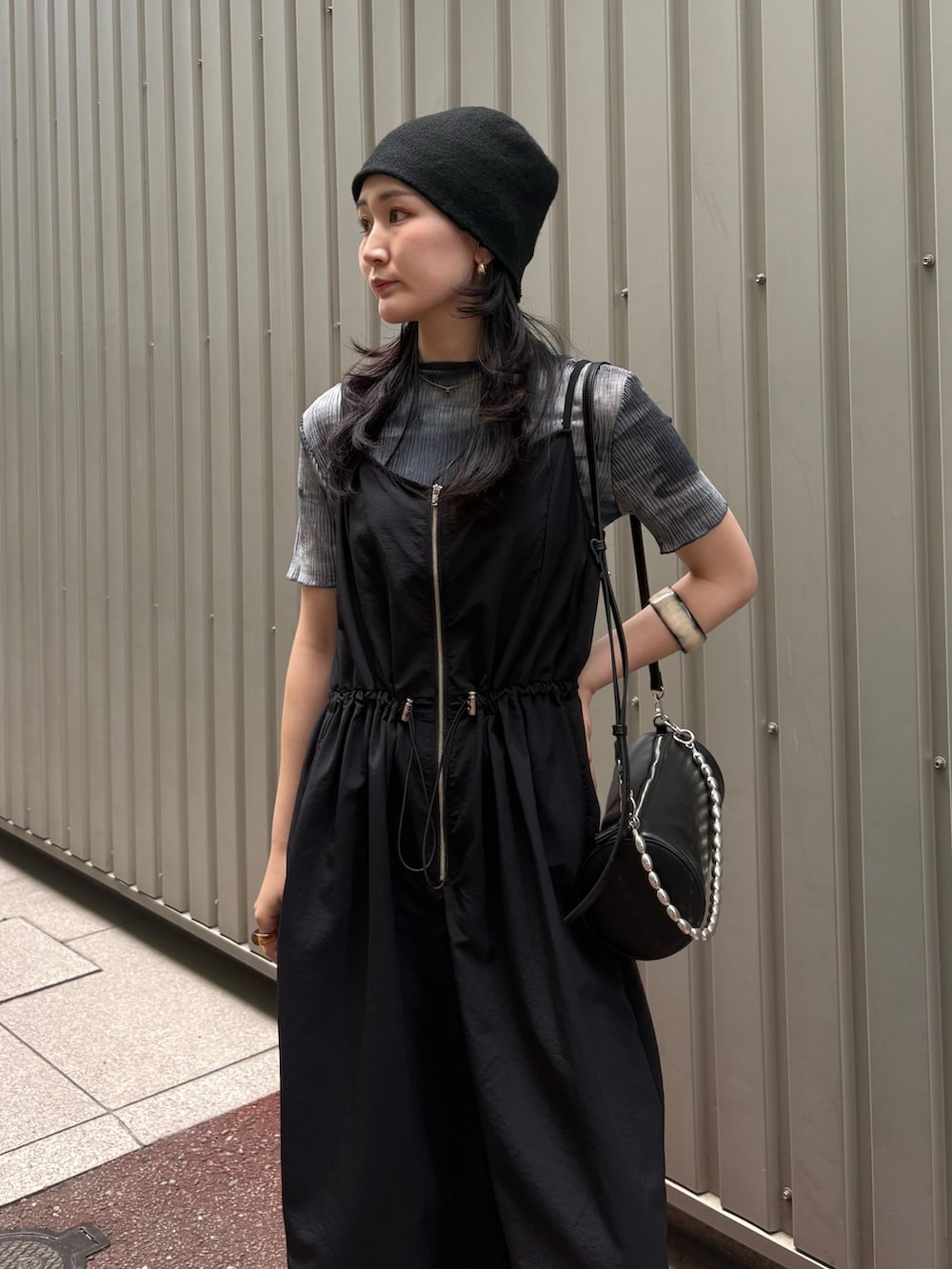 「モノトーン、やっぱり帽子が好き、ショルダーバッグ、今日のコーデ、大人カジュアルコーデ、150cm台コーデ、春夏コーデ、夏コーデ、サロペット、オールインワン、オールインワンコーデ、ブラックコーデ、オールブラックコーデ、オールブラック、luisfemme」｜「Lui'sのプリーツシアートップス（Tシャツ/カットソー、グレー系）」を使った、moekaさん（骨格ウェーブ・レディース・156cm）の夏コーディネートの3枚目の写真