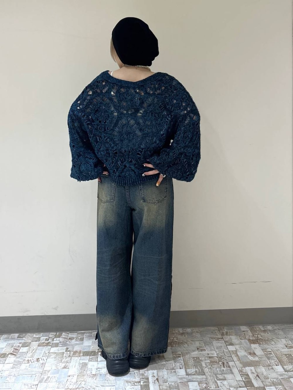 ブルー系のデニムパンツ、ブルー系のカーディガン/ボレロ、ブラック系のベルトを着用したレディースの秋コーディネートの5枚目の写真