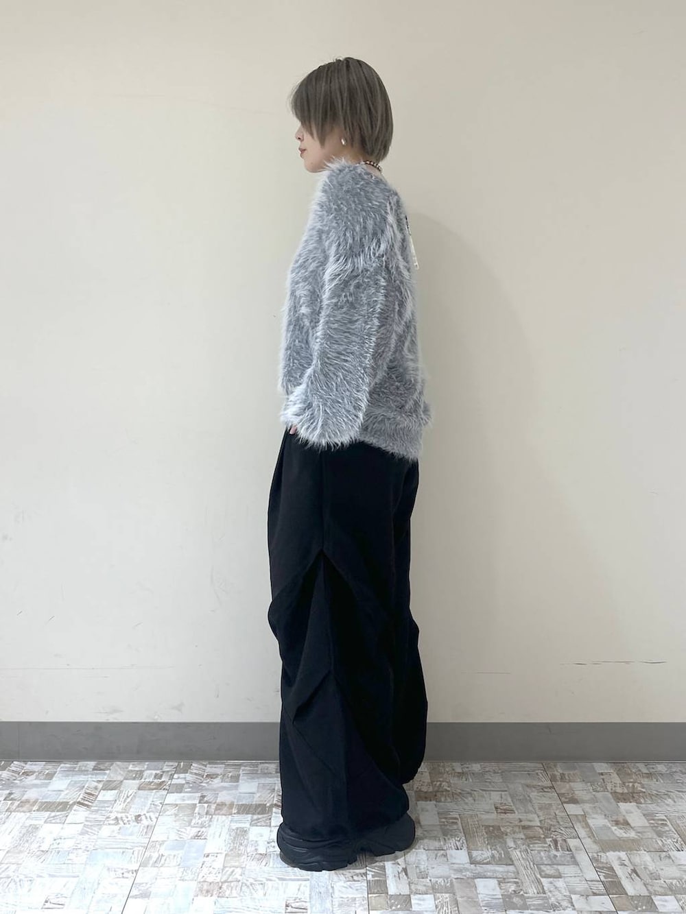 グレー系のカーディガン/ボレロ、ブラック系のその他パンツ、グレー系のネックレスを着用したレディースの秋コーディネートの4枚目の写真
