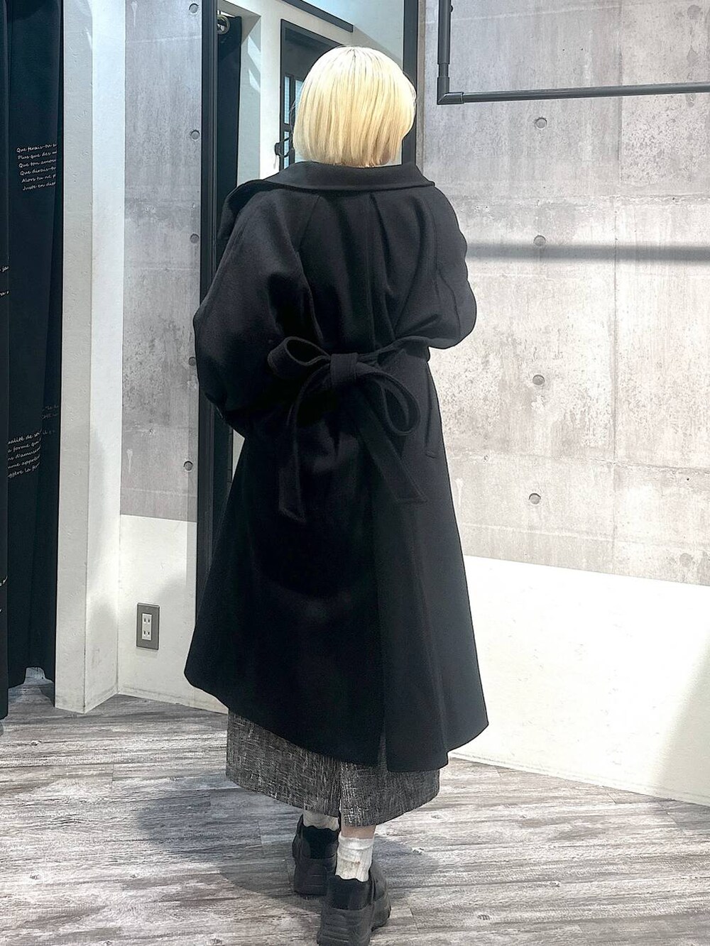 「カジュアル、体型カバー、ラフ、秋コーデ、冬コーデ、骨格ストレート、きれいめ、mysty woman、ボブヘア、ハイトーン系_ヘアカラー、きれいめカジュアル」｜「mysty womanのスタンドネックロングコート  116292（チェスターコート、ブラック系）」を使った、・あさせ・さん（レディース・160cm）の冬コーディネートの3枚目の写真
