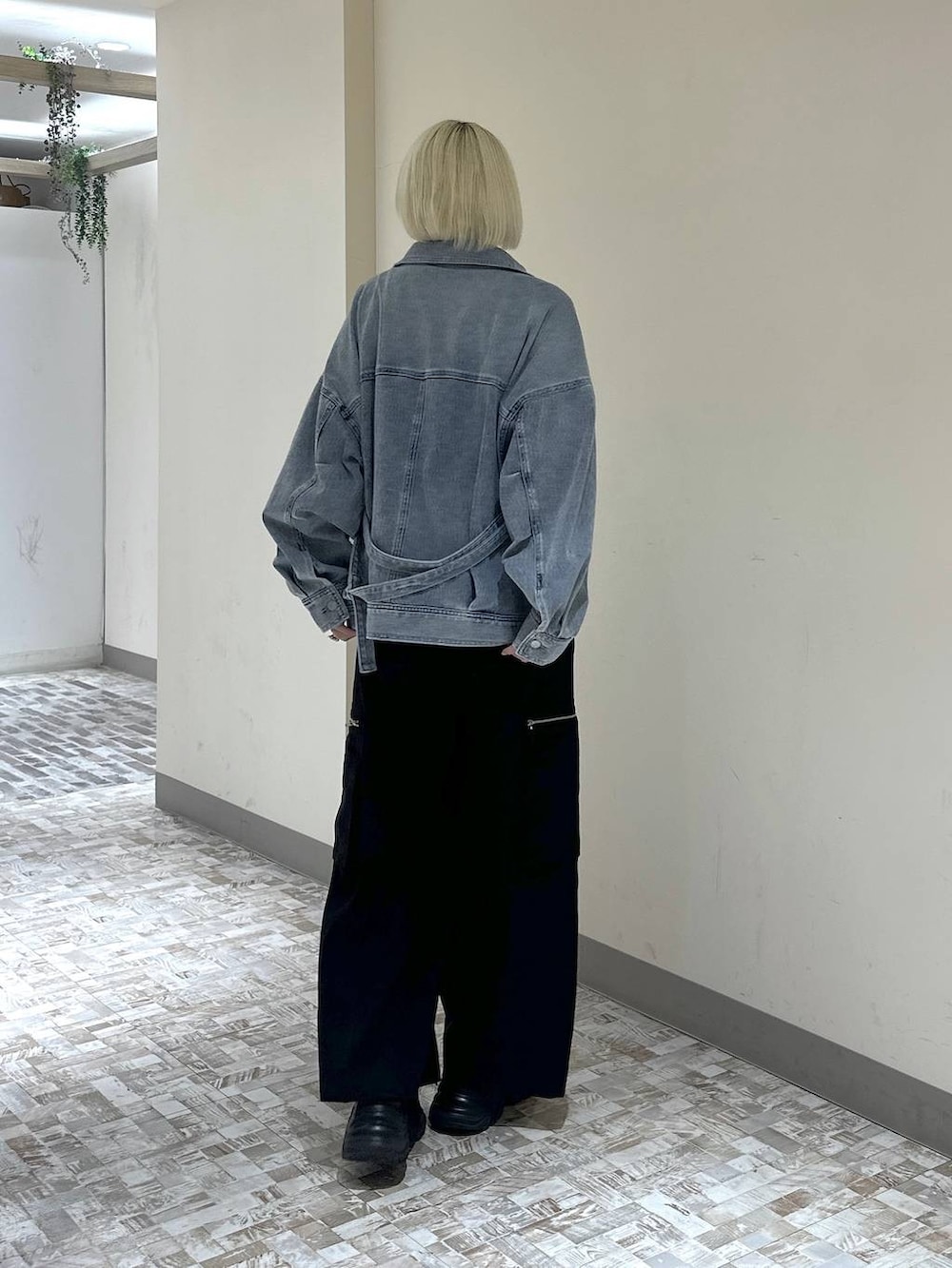 ブラック系のスニーカー、ブルー系のブルゾン、ホワイト系のTシャツ/カットソーを着用したレディースの冬コーディネートの5枚目の写真