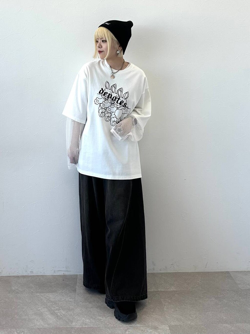 ホワイト系のTシャツ/カットソー、ブルー系のデニムパンツ、ホワイト系のTシャツ/カットソーを着用したレディースの春コーディネートの2枚目の写真