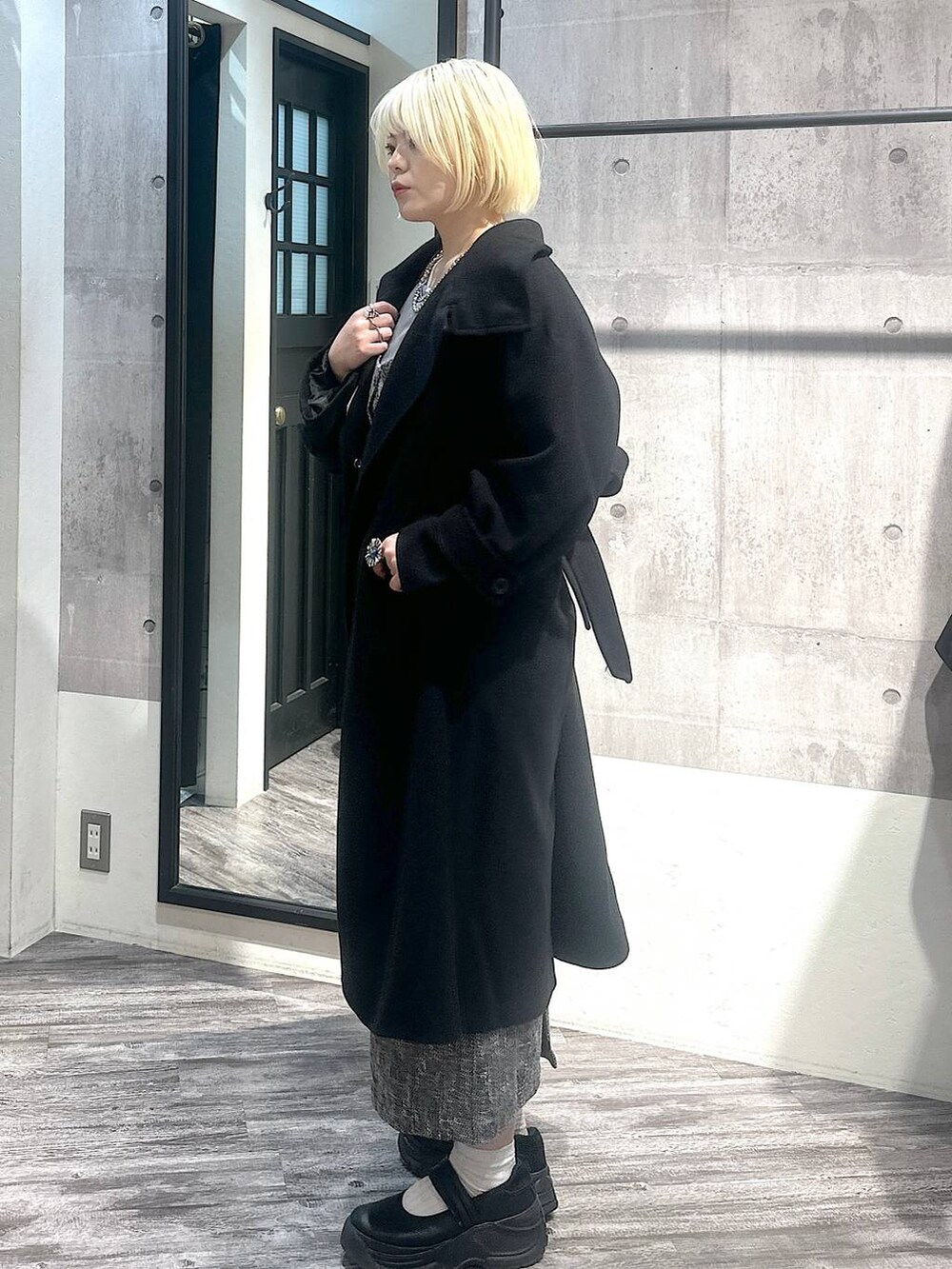 「カジュアル、体型カバー、ラフ、秋コーデ、冬コーデ、骨格ストレート、きれいめ、mysty woman、ボブヘア、ハイトーン系_ヘアカラー、きれいめカジュアル」｜「mysty womanのスタンドネックロングコート  116292（チェスターコート、ブラック系）」を使った、・あさせ・さん（レディース・160cm）の冬コーディネートの2枚目の写真